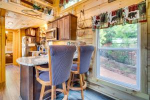 7 Mi to Lake Lure Mill Spring Cabin with Hot Tub