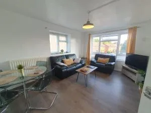 Toni's Hub - 2 bed City Centre Apartment - Little Eaton