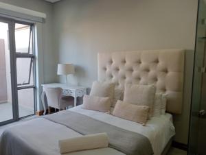 Stylish modern 2 bed apartment in Shakas Rock