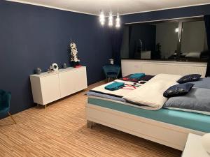 Park Villa Ferienwohnung mit Pool, Jacuzzi und 3 Schlafzimmer