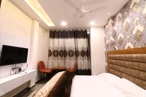 OVEL HOTEL (24 × 7)