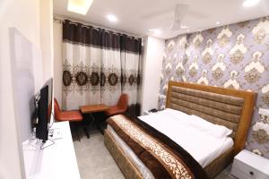 OVEL HOTEL (24 × 7)