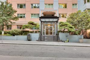 Rooftop Deck and Views! Walkable Dtwn Seattle Condo