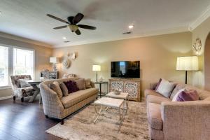 2 Mi to Beach Galveston Vacation Rental!