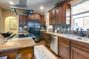 2 Mi to Beach Galveston Vacation Rental!