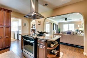 2 Mi to Beach Galveston Vacation Rental!