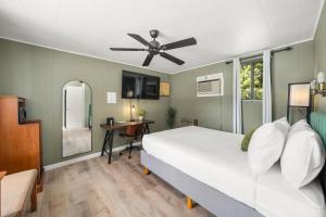 Queen Room room in CedarWood Inn