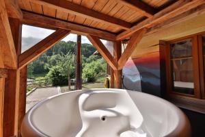 Chalets Le Chalet du Tanet spa sauna terrasse en Alsace : photos des chambres