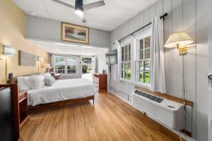 Single King Room room in CedarWood Inn