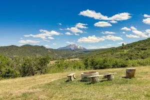 Scenic Mount Sopris View Historic Alpine Cabin! - غلينوود سبرينغز