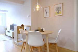 Adarve, con parking y vistas a la muralla