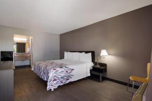 Deluxe King Room Non-Smoking room in Studio 6-Vero Beach FL