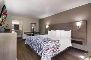 Superior King Room Non-Smoking room in Studio 6-Vero Beach FL