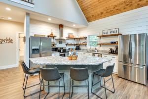 Luxe Kentucky Cabin Rental about 36 Mi to Mammoth Cave