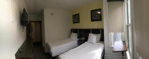 Twin Deluxe room in Casa Loma Hotel