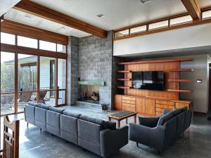 Stunning Mid-Cent Modern Retreat • Comfy Beds • Grove • Quiet Setting • Boat Parking