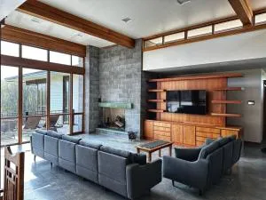 Stunning Mid-Cent Modern Retreat • Comfy Beds • Grove • Quiet Setting • Boat Parking - Jay