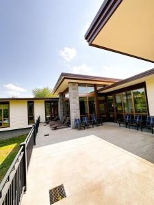 Stunning Mid-Cent Modern Retreat • Comfy Beds • Grove • Quiet Setting • Boat Parking