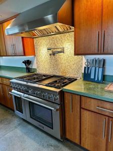 Stunning Mid-Cent Modern Retreat • Comfy Beds • Grove • Quiet Setting • Boat Parking