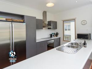 Contemporary Golf Course Frontage 3BR