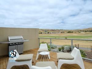 Contemporary Golf Course Frontage 3BR