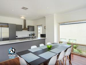 Contemporary Golf Course Frontage 3BR