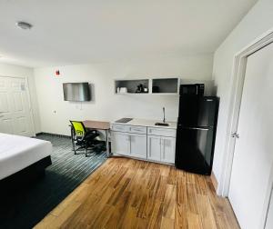 King Room - Disability Access - Non-Smoking room in Howard Johnson by Wyndham Flagstaff I-40 East Lucky Lane