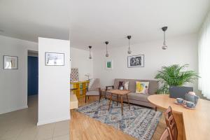 Slow-down, relax, take it easy in artsy Oasy