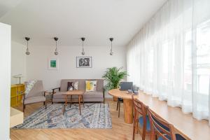 Slow-down, relax, take it easy in artsy Oasy