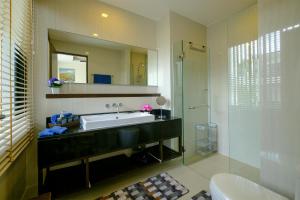 3bdr Townhouse In Laguna Park #118 by Capital Pro