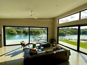 INDICA HEMP HOUSE - Multi Award Winning-Luxury-Eco designed house-lake views-hot tub-Cinema