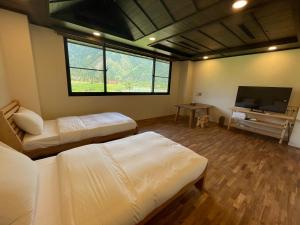 Phòng Giường Đôi Nhìn Ra Núi (Double Room with Mountain View)