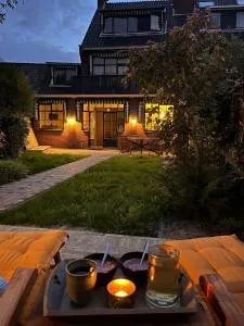 Luxury home in quiet neighbourhood near beach - Kraaijenstein