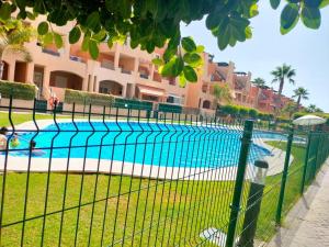 Bajo con jardín a pie de playa y piscina comunitaria con jacuzzi