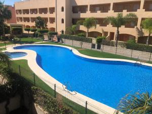 Bajo con jardín a pie de playa y piscina comunitaria con jacuzzi