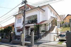 Casa 1 Mai, Parcare in curte