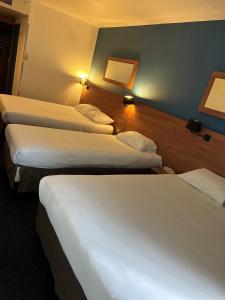 Hotels Kyriad Marne-La-Vallee Torcy : Chambre Triple (1 Lit Double et 1 Lit Simple)