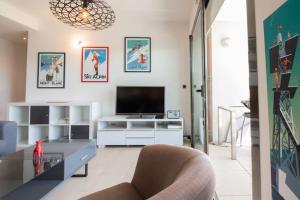 Appartements MIAMI, Terrasse vue lac & montagnes, piscine et parking! : photos des chambres