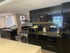 Luxury 3BR Pool View Near Airport!