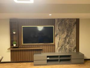 Luxury 3BR Pool View Near Airport!