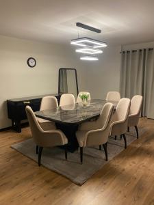 Luxury 3BR Pool View Near Airport!