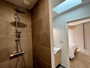 Villas Villa Gaia - logement entier - 2 suites parentales avec salles de bain privatives - parking prive - 10 minutes Eurexpo et Aeroport : photos des chambres