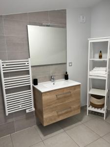 Villas Villa Gaia - logement entier - 2 suites parentales avec salles de bain privatives - parking prive - 10 minutes Eurexpo et Aeroport : photos des chambres