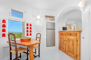 Baia Sardinia, self che-kin, free parking, Monica House