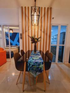 Modern Minimalist Condo near Airport