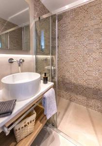 2br Suite White gea with private pool no01