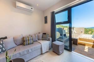2br Suite White gea with private pool no01
