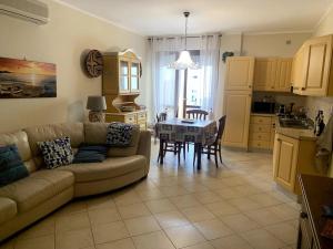 Appartamento con ampia veranda img2