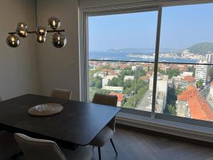 Apartment Touch The Sky Split