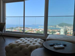 Apartment Touch The Sky Split